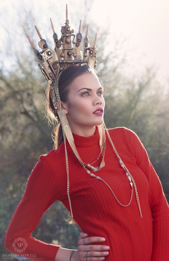 Model wearing statement brass crown headband by Marelle Couture https://marellecouture.etsy.com #crown #brasscrown #handmadecrown #MarelleCouture